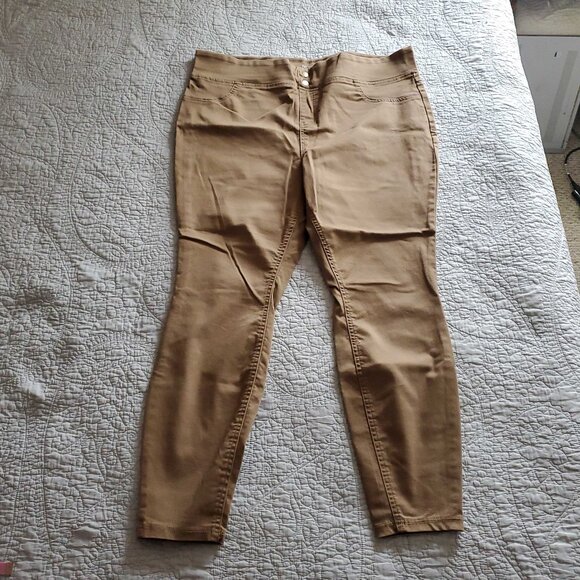Tan Pants with Back Pockets - Picture 1 of 6